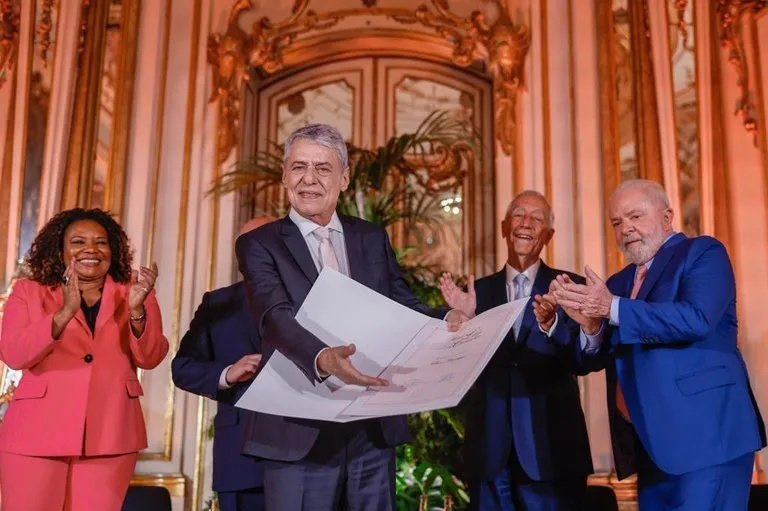CHICO BUARQUE HONRA A INTELIGÊNCIA BRASILEIRA
