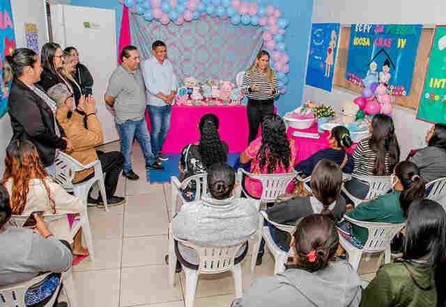 Prefeitura entrega kits-beb&ecirc; para mulheres que participam Grupo de Gestantes dos CRAS