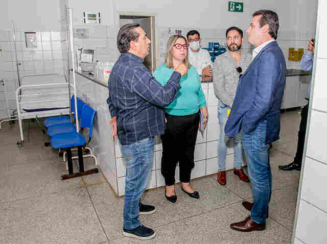 Acompanhado do prefeito, secret&aacute;rio estadual visita UPA e elogia estrutura do CEM