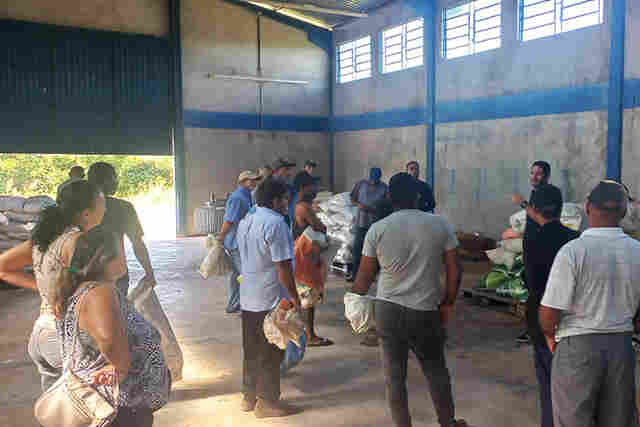 Parceria da Prefeitura com Receita Federal repassa ureia fertilizante para produtores dos assentamentos