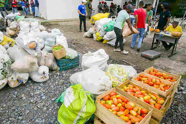 Com entrega de 10 toneladas de alimentos por agricultores familiares, prefeito lan&ccedil;a PAA 