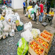 Com entrega de 10 toneladas de alimentos por agricultores familiares, prefeito lan&ccedil;a PAA 