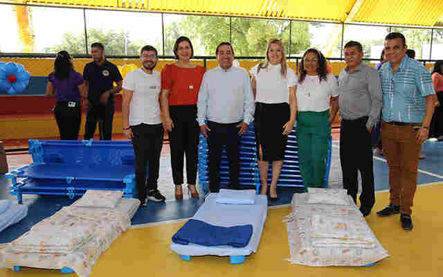 Prefeito Marcelo Iunes entrega camas empilh&aacute;veis, carteiras e cadeiras para Rede Municipal de Ensino