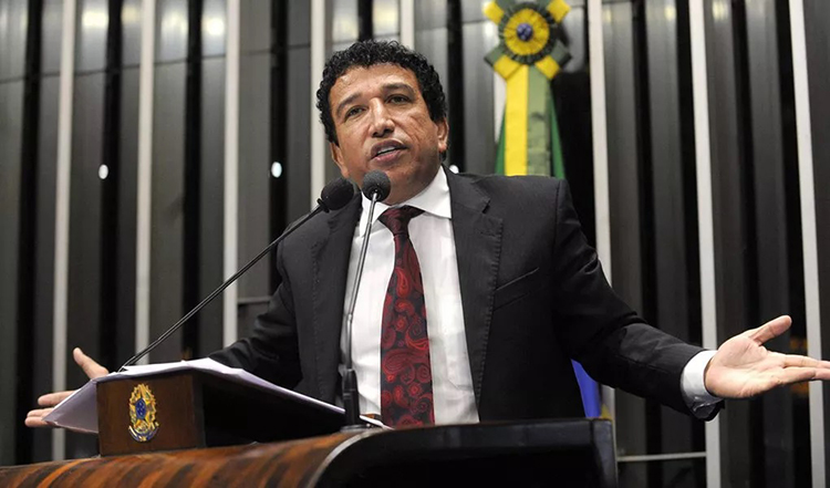 Aras pede investigação contra Magno Malta por ofensa contra Vinícius Júnior