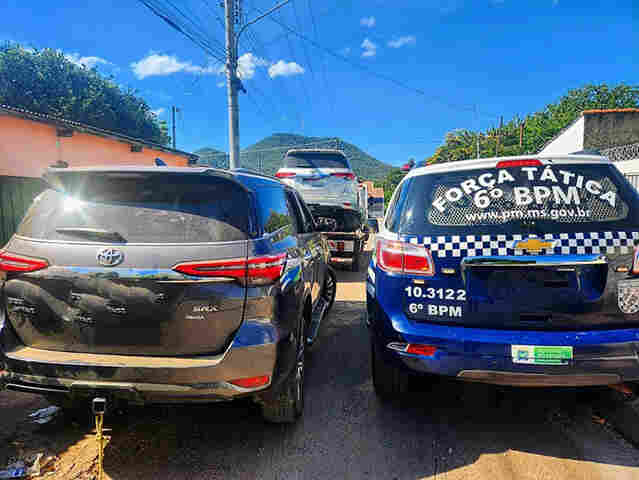 Pol&iacute;cia Militar recupera em Corumb&aacute; duas Toyota SW4 roubados que estavam dentro de garagem