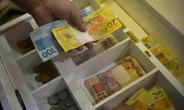 Brasileiros usam cada vez menos dinheiro em esp&eacute;cie, diz BC