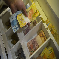 Brasileiros usam cada vez menos dinheiro em esp&eacute;cie, diz BC
