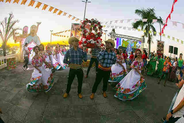 Arraial do Banho de S&atilde;o Jo&atilde;o tem fam&iacute;lias de festeiros como as maiores protagonistas 