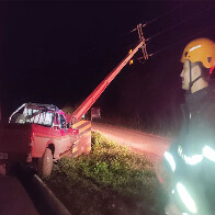 Duas pessoas ficam feridas ap&oacute;s colis&atilde;o de camionete em poste de alta tens&atilde;o na BR-262