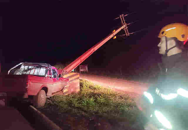 Duas pessoas ficam feridas ap&oacute;s colis&atilde;o de camionete em poste de alta tens&atilde;o na BR-262