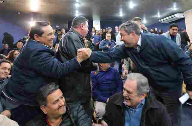 Prefeitos dizem que entrega de maquin&aacute;rios vai melhorar produ&ccedil;&atilde;o e aumentar renda do agricultor familiar