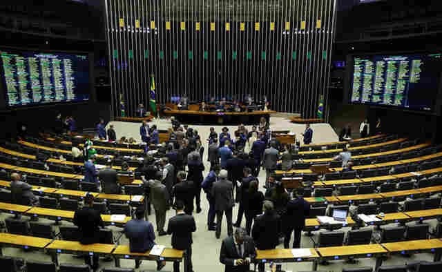 Projeto que pune discrimina&ccedil;&atilde;o de pol&iacute;ticos prev&ecirc; pena de reclus&atilde;o por recusa de servi&ccedil;os em bancos
