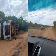 Motorista de caminh&atilde;o fica ferido na Estrada Parque ap&oacute;s tombamento de ve&iacute;culo