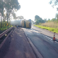 Carreta carregada com g&aacute;s GLP tomba na BR 262 e interdita a pista