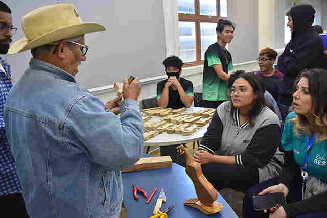 Sesi inaugura oficinas culturais nas escolas com artes&atilde;o da viola de cocho