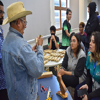 Sesi inaugura oficinas culturais nas escolas com artes&atilde;o da viola de cocho