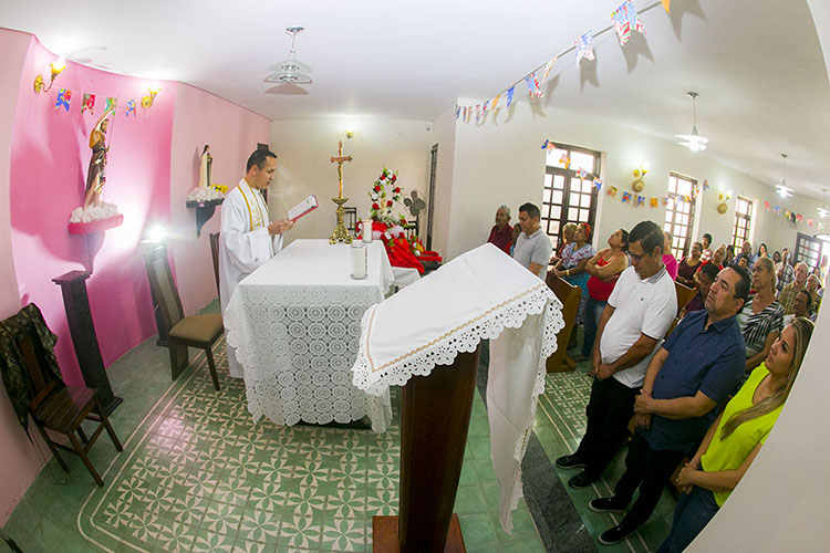São João: festeiros da melhor idade levam Andor do CCI para banho no rio Paraguai