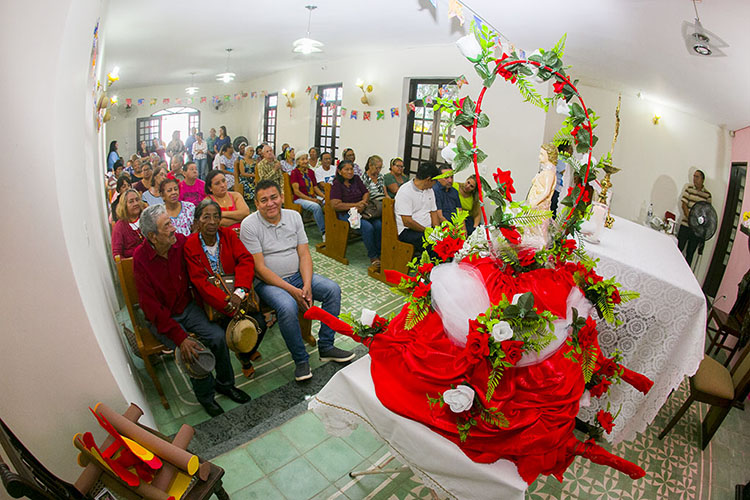 São João: festeiros da melhor idade levam Andor do CCI para banho no rio Paraguai