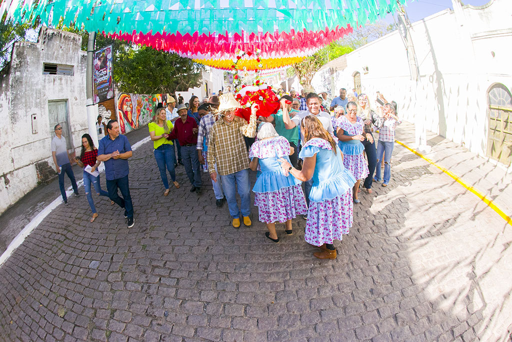 São João: festeiros da melhor idade levam Andor do CCI para banho no rio Paraguai