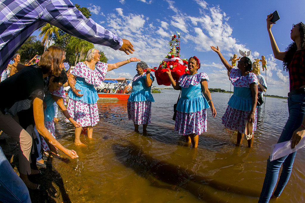 São João: festeiros da melhor idade levam Andor do CCI para banho no rio Paraguai