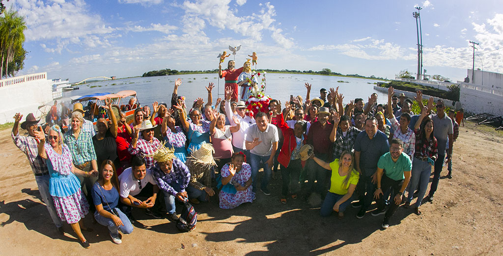 São João: festeiros da melhor idade levam Andor do CCI para banho no rio Paraguai