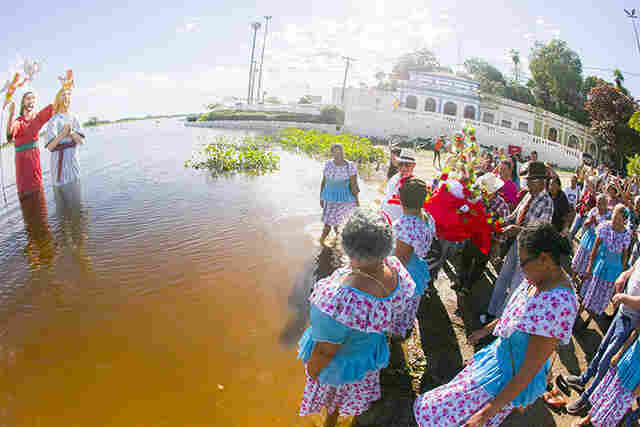 S&atilde;o Jo&atilde;o: festeiros da melhor idade levam Andor do CCI para banho no rio Paraguai
