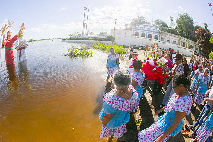 São João: festeiros da melhor idade levam Andor do CCI para banho no rio Paraguai