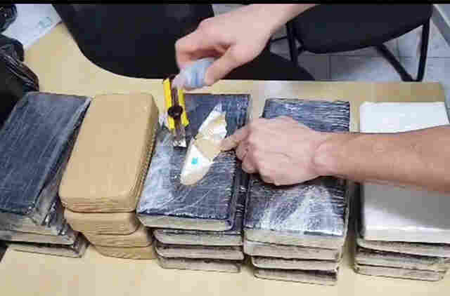 V&Iacute;DEO: Cinco bolivianas s&atilde;o detidas tentando ingressar no Brasil com mais de 21 kg de coca&iacute;na