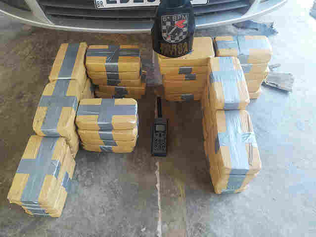 Ve&iacute;culo com 47 kg de coca&iacute;na escondido no painel foi interceptado na Estada do Lix&atilde;o