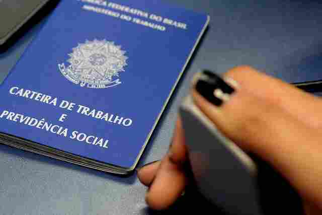 Brasil acumula 865,3 mil postos com carteira assinada no ano