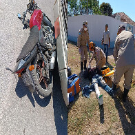 Acidente entre moto e caminh&atilde;o deixa duas pessoas feridas no Anel Vi&aacute;rio de Corumb&aacute;
