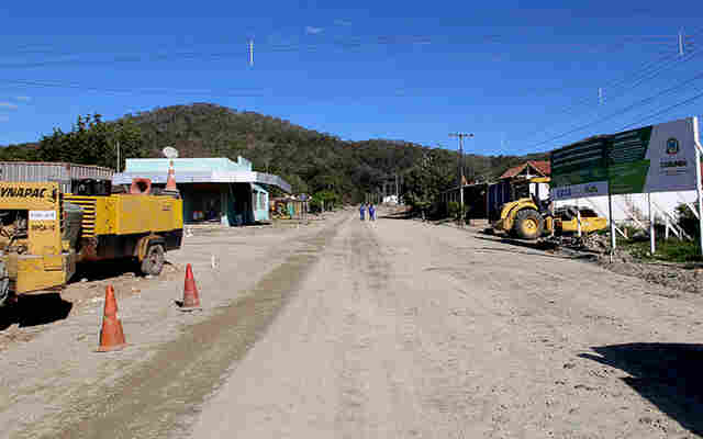 Obras de drenagem e pavimenta&ccedil;&atilde;o asf&aacute;ltica avan&ccedil;am no bairro Jardim dos Estados 