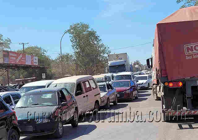 V&Iacute;DEO: Grande volume de carretas e motoristas impacientes gera engarrafamento e in&uacute;meras infra&ccedil;&otilde;es de tr&acirc;nsito na fronteira 