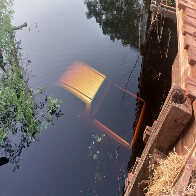 Camionete fica submersa ap&oacute;s cair de ponte de madeira no Passo do Lontra