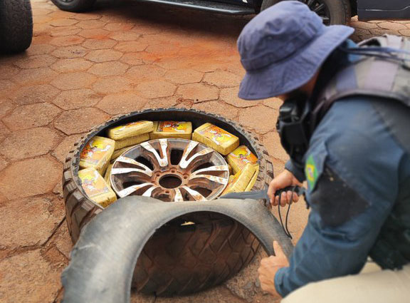PRF apreende 51,2 Kg de cocaína no estepe de uma caminhonete na BR-262