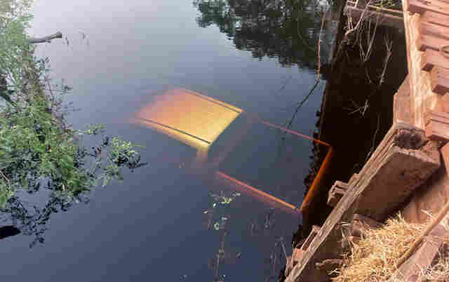 Camionete fica submersa ap&oacute;s cair de ponte de madeira no Passo do Lontra