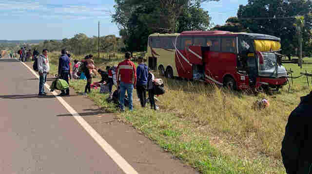 &Ocirc;nibus com 35 bolivianos se envolve em acidente com carreta na MS-338 entre Bataguassu e Santa Rita do Pardo