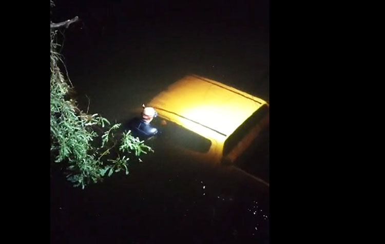 Nenhum corpo estava na camionete submersa após cair de ponte de madeira no Passo do Lontra