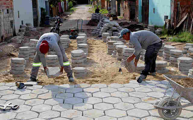 Lajotamento avan&ccedil;a no Cravo Vermelho; bairro tamb&eacute;m ganha pra&ccedil;a, campo de futebol e nova rua