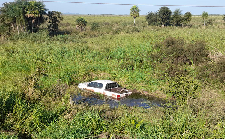 Camionete sai da pista na BR-262 cai em área alagada próximo a Maria Coelho