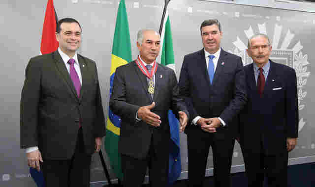 Ex-governador Reinaldo Azambuja recebe a mais alta condecora&ccedil;&atilde;o da Rep&uacute;blica do Paraguai