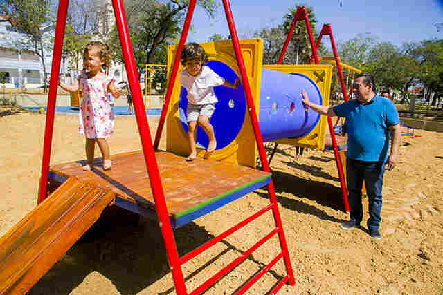 Prefeito entrega reforma do parquinho do Jardim da Independ&ecirc;ncia; espa&ccedil;o prima pela inclus&atilde;o 