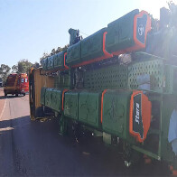 Carreta com equipamentos agr&iacute;colas tomba no Anel Vi&aacute;rio de Corumb&aacute;