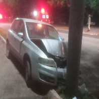 Condutora perde controle da dire&ccedil;&atilde;o e colide em poste na Avenida Rio Branco