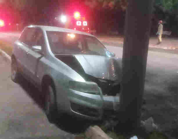 Condutora perde controle da dire&ccedil;&atilde;o e colide em poste na Avenida Rio Branco
