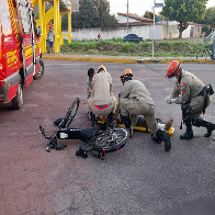 Bicicleta el&eacute;trica se envolve em acidente com carro na Avenida Gaturama