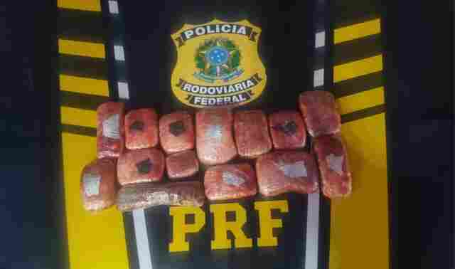 Passageira boliviana &eacute; detida na BR-262 com 4,3 Kg de pasta base de Coca&iacute;na escondidas junto ao corpo