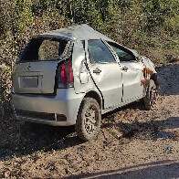 Dois homens ficam feridos ap&oacute;s capotamento de carro em estrada vicinal de Corumb&aacute;
