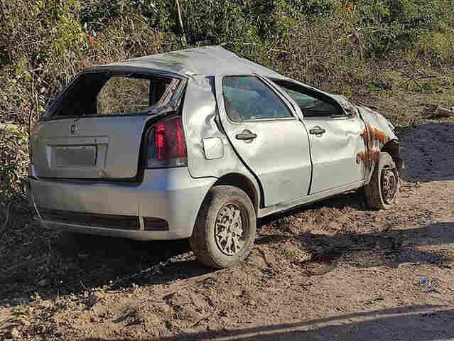 Dois homens ficam feridos ap&oacute;s capotamento de carro em estrada vicinal de Corumb&aacute;