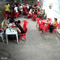 V&Iacute;DEO: Motorista fura sinal vermelho causa acidente, invade cal&ccedil;ada e atropela clientes de lanchonete na Porto Carreiro